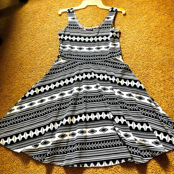 Ultra Flirt Dresses & Skirts - Ultra Flirt Black and White Patterned Summer Dress